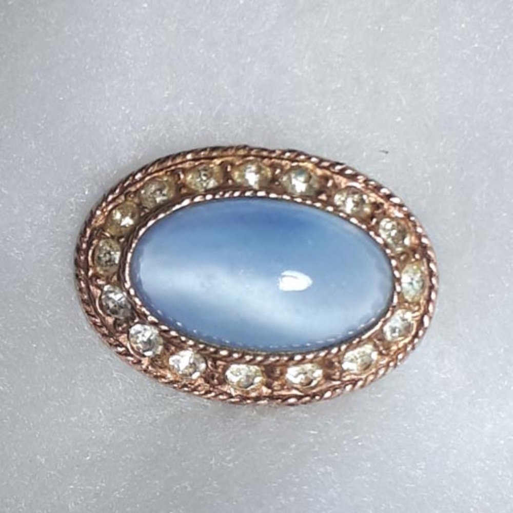 Vintage rhinestone and blue stone brooch. Gold leaf